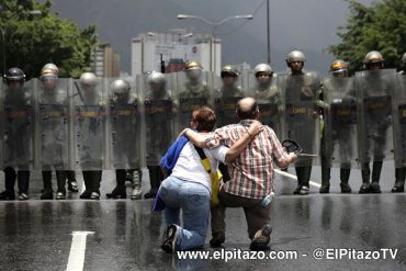 ¡LA FOTO! Abuelitos se arrodillaron frente a la GNB que impedía el paso a la marcha (Ellos ni pestañearon)