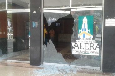 ¡NO TE LO PIERDAS! Así ingresaron grupos armados a la Alcaldía de Valera (+Video)