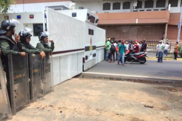 ¡CIVISMO! Opositores toman calles de Puerto Ordaz: piquetes policiales y GNB trancaron Alta Vista (+Fotos)