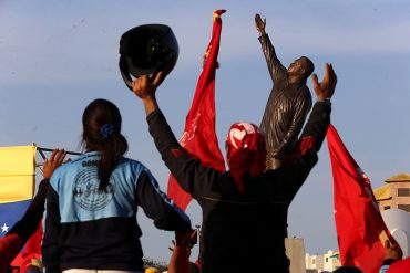 ¡SIN COMIDA, NI MEDICINAS, PERO…! En Margarita inauguran la estatua de Chávez (Foto)