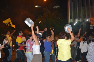 ¡PROTESTA NOCTURNA! Reportan cacerolazo en varias zonas de Caracas (y se va la luz)