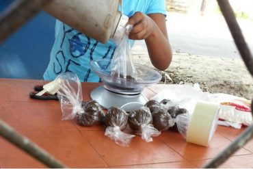 ¡LA IMAGEN DE LA DESIDIA! Así venden el café y azúcar “detallados” en Naguanagua