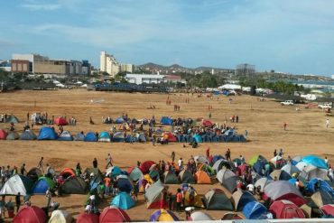 ¡IMPERDIBLE! Así despiertan a los chavistas que están acampando en Margarita (+Video)