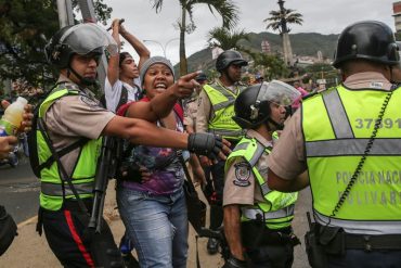 ¡LAMENTABLE! Así fue el enfrentamiento entre chavistas y opositores en la marcha (+Fotos)