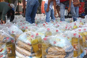 ¡QUÉ MISERABLES! Suspenden entrega de bolsas del CLAP en urbanismo donde cacerolearon a Maduro