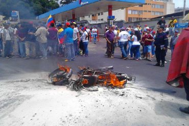 ¡FEA LA COSA! En San Cristóbal le quemaron la moto a un supuesto miembro de colectivo por «infiltrado»