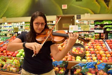 ¡SIMPLEMENTE HERMOSO! Violinista venezolana conmueve al país con su “Bach to Venezuela”