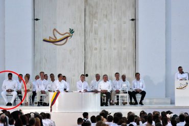 ¡DE RELLENO! Maduro fue invisibilizado durante acuerdo de paz en Colombia: sentado al final y solito (+Fotos)