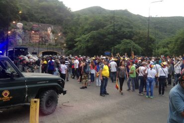 ¡REPRESIÓN TEMPRANERA! Lanzaron gases lacrimógenos a opositores que iban a Caracas por La Cabrera