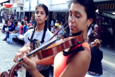 ¡HERMOSO GESTO!  Con su música y talento estas jóvenes buscan alegrar por un rato a los venezolanos