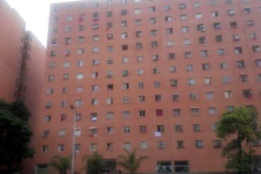 ¡VIOLENTOS! Con piedras y botellas habitantes de Misión Vivienda agredieron a opositores en la marcha