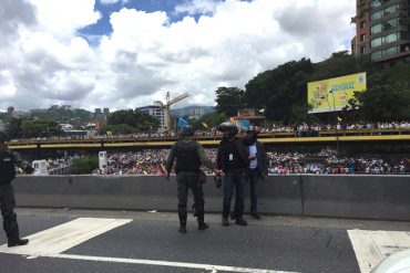 ¡PUEBLO VALIENTE! Ni con bombas lacrimógenas GNB pudo impedir marcha en Las Mercedes