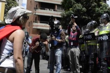 ¡LES DIO CON TODO! Esta mujer se las cantó a un PNB que intentó reprimir la marcha (+Video)