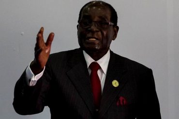 ¡ENTÉRESE! Mugabe fue destituido como líder del partido gobernante en Zimbabue
