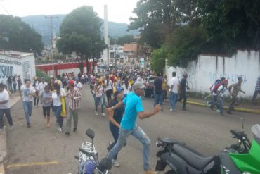 ¡ATENCIÓN! Reportan al menos 20 heridos en enfrentamiento con colectivos en San Cristóbal