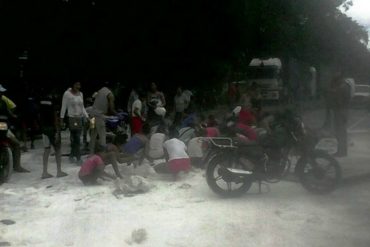 ¡HAMBRE DESATADA! Saquearon camión de harina de trigo en la autopista Puerto Cabello-Valencia