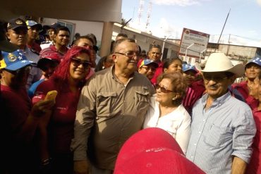 ¡QUE LO VEA EL MUNDO! Pillaron a Tibisay Lucena en un acto rojo rojito del chavismo (+Fotos)