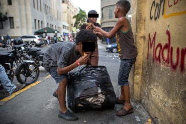 ¡LAMENTABLE! El video que Maduro no quiere que veas: Más niños rebuscando comida en la basura