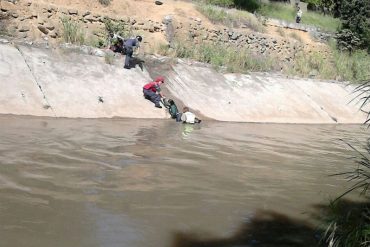 ¡ATENCIÓN! Dos PNB se lanzaron al río Guaire para salvar a mujer que cayó al agua