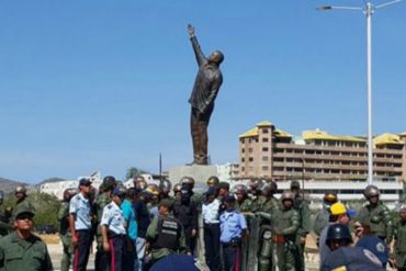 ¡RESTEADOS! Margariteños iban a tumbar estatua de Chávez: GNB salió a protegerla