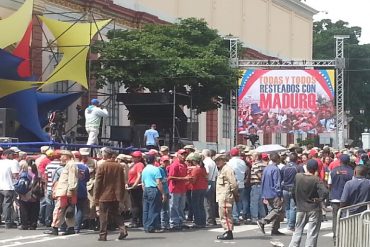 ¡ATENCIÓN! Chavistas se concentran en Miraflores «para evitar que llegue la derecha» (+Videos +Fotos)