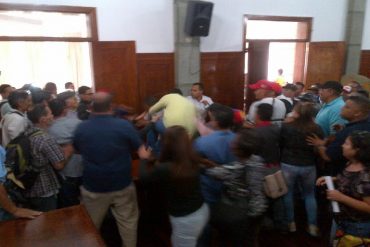 ¡VIOLENTOS DESATADOS! Agredieron a concejales en la Cámara Municipal de Mérida (+Fotos)