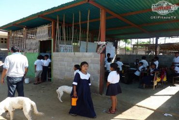 ¡SOCIALISMO! Niños de la Guajira reciben clases en escuelas clausuradas