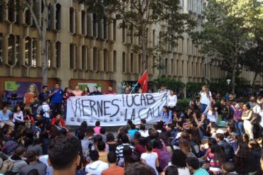 ¡ACTIVOS! Estudiantes de la UCAB protestaron para exigir respeto a la Constitución (+Video +Fotos)