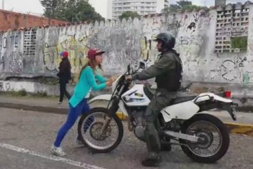 ¡SIN MIEDO! Gocha aguerrida le puso un para’o a un GNB y se las cantó de frente (+Video)