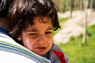 ¡INSÓLITO! Delincuentes asaltaron a un niño de 4 años: le quitaron los zapatos y el bolso escolar