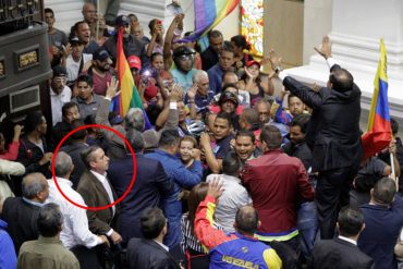 ¡PÍLLALO! Roque Valero estuvo atrapado en medio del ataque de los violentos a la AN (+Fotos)