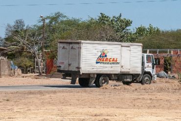 ¡SIGUE EL DESASTRE! Saquearon 200 bultos de harina a un camión durante protesta en Falcón