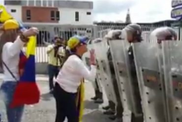 ¡LES DIO CON TODO! La madre resteada que se las cantó al piquete de la GNB en Táchira (+Video)