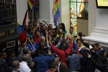 ¡SE LES FUE DE LAS MANOS! Diputados chavistas intentaron sin éxito contener a sus violentos (+VIDEO)