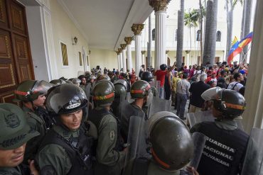 ¡AQUÍ LOS TIENES! Los oficiales que deben ser sancionados por asalto al Parlamento