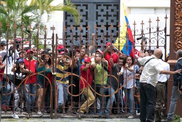 ¡IMPACTANTES! Las FOTOS del asalto chavista a la Asamblea Nacional que dan la vuelta al mundo