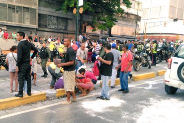 ¡HAMBRE Y DESESPERO! Camión con azúcar se detuvo por una cola y fue saqueado en el Centro de Caracas (+Fotos)