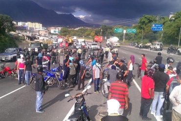 ¡EL COLMO! Encapuchados armados protestaron por traslado de un recluso (+Fotos)