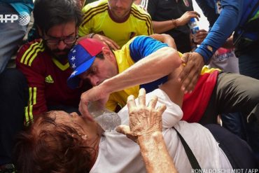 ¡EN PLENO DESASTRE! Capriles auxilió a una abuela asfixiada durante la Toma de Venezuela (+FOTOS)