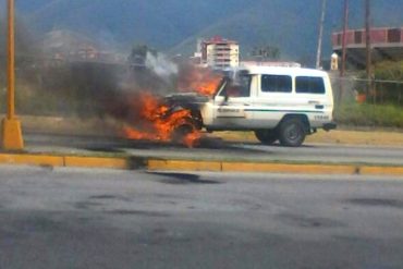 ¡LO ÚLTIMO! Encapuchados quemaron vehículo de Corpoelec en Mérida