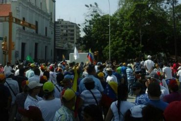 ¡ATENCIÓN! Unas 200 personas se resguardan en Catedral de Maracay tras asedio de los colectivos (+VIDEO)