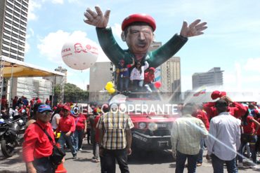 ¡MÍRALA! La escuálida marcha “rojita” del 12-O que ni siquiera el “Chávez inflable” pudo llenar (+Fotos)