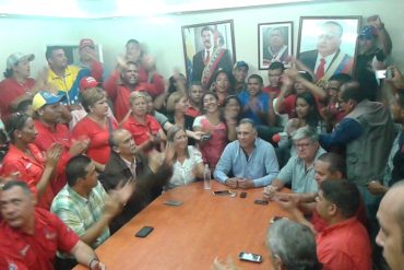 ¡DE LO ÚLTIMO! Chavistas que tomaron la alcaldía de Maturín colocan gran cuadro de Diosdado Cabello (+Fotos)