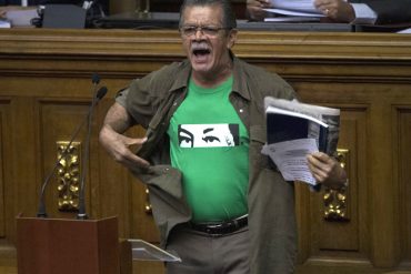 ¡A LO SUPERMAN! Así se quitó la camisa Earle Herrera durante su intervención en la AN (+Video)