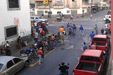 ¡LA PATRIA «BONITA»! Enfrentamiento entre colectivos atemorizó a habitantes del centro de Caracas (+Fotos +Videos)