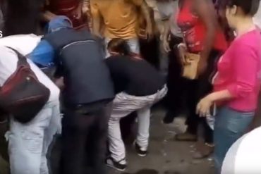 ¡IMPACTANTE! Por el abrazo de su madre un bebé se salvó de la explosión de una granada (+Video)