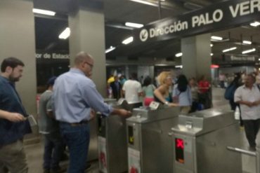 ¡SE COPIAN TODO!  Héctor Rodríguez imita a Lilian Tintori y se monta en el Metro de Caracas