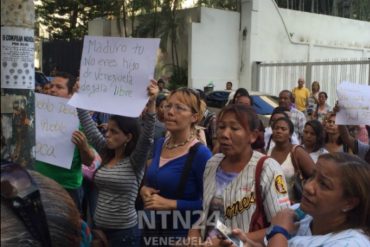 ¡PUEBLO A LA CALLE! Simpatizantes de la oposición protestan frente al hotel Pestana (+Video)