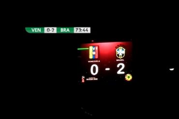 ¡QUÉ RAYA! Se fue la luz en pleno partido Venezuela-Brasil (+Video de la gente pidiendo «revocatorio»)