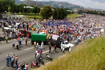 ¡A LLENARLA! Simpatizantes de la oposición trancan la autopista Francisco Fajardo (+Fotos)